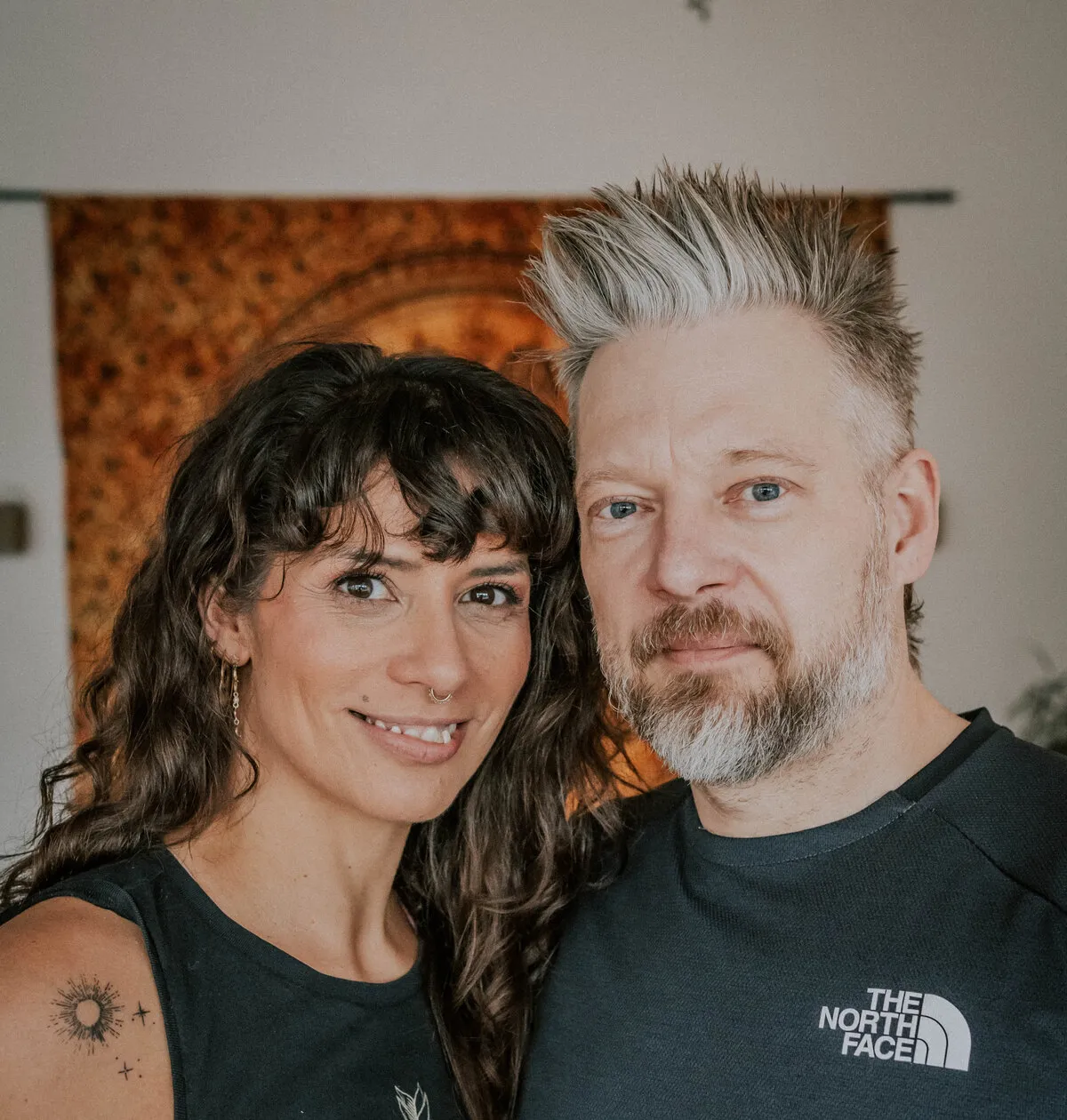 Ria und Chris, das Inhaber-Ehepaar von Power Place, Seite an Seite im Studio